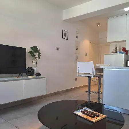 Oceanside Living - Modern 1 Bedroom * Lemesos