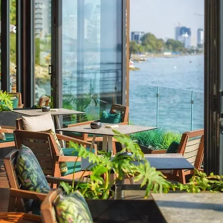 Oceanside Living - Modern 1 Bedroom Lejlighed