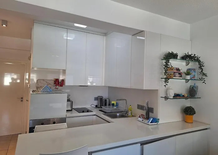 Oceanside Living - Modern 1 Bedroom *